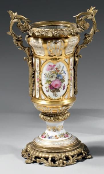PARIS Vase en porcelaine, à col évasé, à fond doré, à décor de guirlandes de fleurs...