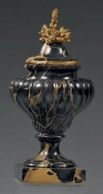 Petit vase couvert, en marbre Portor et bronze...