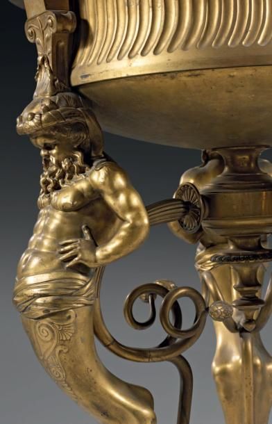 null Brûle-parfum tripode en bronze ciselé et doré, la vasque circulaire à décor...