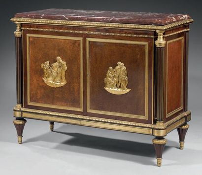 null Commode à vantaux, en placage de loupe d'Amboine marqueté en feuilles dans des...