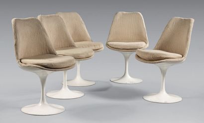 SAARINEN Eero (1910-1961) & KNOLL Suite of five "151 U" model chairs, cast aluminum...