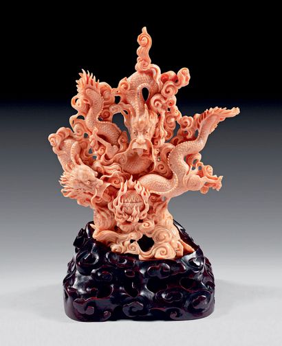 CHINE - XXe siècle Groupe en corail rose, deux dragons pourchassant la perle sacrée...