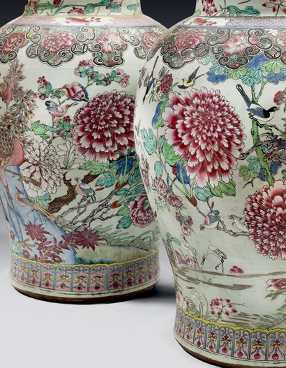 CHINE - Période Yongzheng (1723-1735) Importante paire de potiches couvertes en porcelaine...