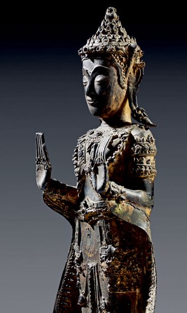 THAÏLANDE - XVIe siècle Statuette de bouddha en bronze à patine brune à traces de...
