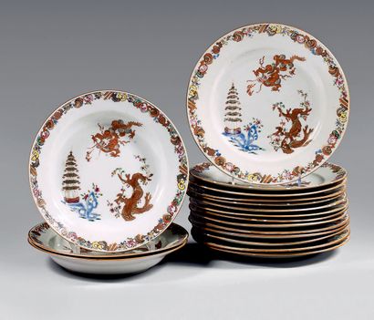 CHINE de COMMANDE - Période Qianlong (1736-1795) Suite de dix-sept assiettes circulaires...