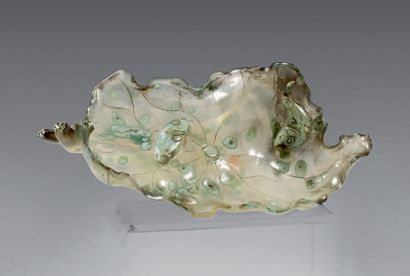 CHINE - XIXe siècle Coupe en forme de feuille en jade (néphrite) céladon à décor...