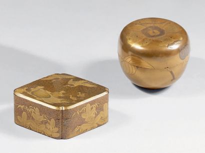 JAPON - Époque Edo (1603-1868), XIXe siècle Trois boîtes en laque fundame : l'une...