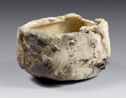 CHINE - Dynastie Ming (1368-1644) A grey jade (nephrite) bowl called "chicken bone"...