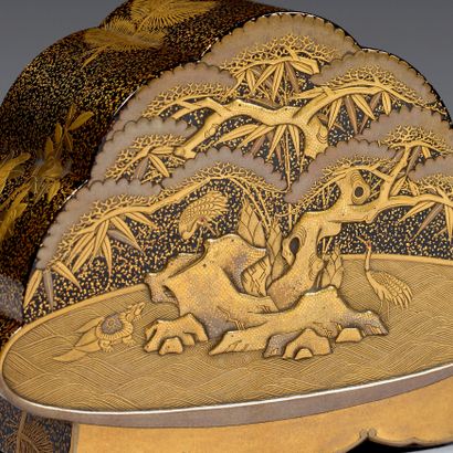 JAPON - Époque Edo (1603-1868), XIXe siècle Boîte en forme de bonsaï de pin en laque...