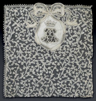 null Document d'une taie en dentelle des Flandres au monogramme du Baron Robert de...