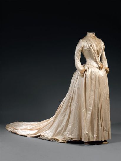 Robe de mariée, vers 1898, satin ivoire,...