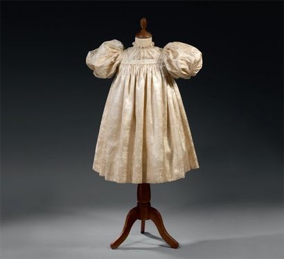 null Robe de cérémonie de petite fille, vers 1890, damas de soie, ton champagne,...
