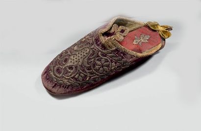 null Paire de babouches pour femme, Maroc ottoman, fin XIXème siècle. Velours violet...
