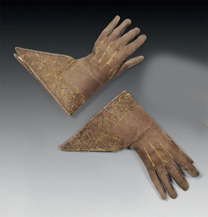 null Paire de gants d'homme, XVIIe-XVIIIe siècle, daim naturel doublé d'agneau, important...