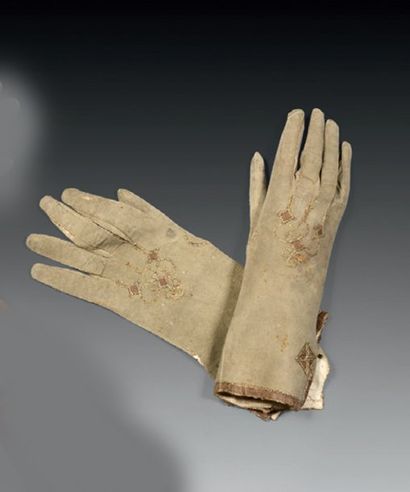 null Paire de gants de femme, XVIIIe siècle, fin chevreau retourné de ton tilleul...