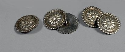 null Cinq boutons en argent, fin XVIIIe siècle, à motif de fleur et perles facettées...