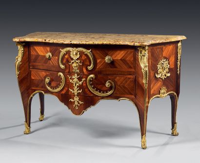 null An important chest of drawers inlaid with satinwood veneer, set in quartefeuilles...