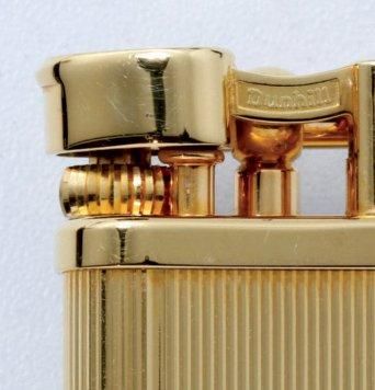 DUNHILL "Mini Unique" Briquet à gaz, plaqué or, à décor de godrons verticaux parallèles....