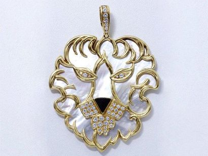 FRED Beau pendentif en or, représentant une tête de lion stylisée sur fond et dos...