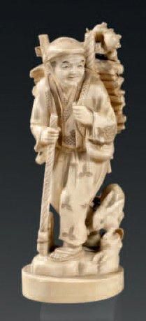 JAPON Okimono en ivoire à patine jaune, bûcheron debout marchant et portant un fagot...