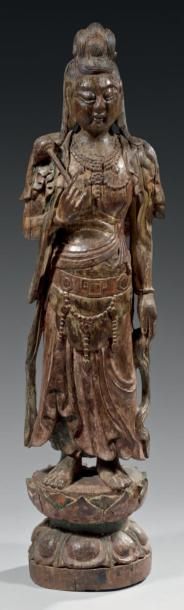 CHINE Importante statue de Guanyin en bois à traces de polychromie, debout sur son...