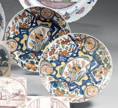 DELFT Paire d'assiettes rondes, décor polychrome à la foudre Premiers tiers du XVIIIème...