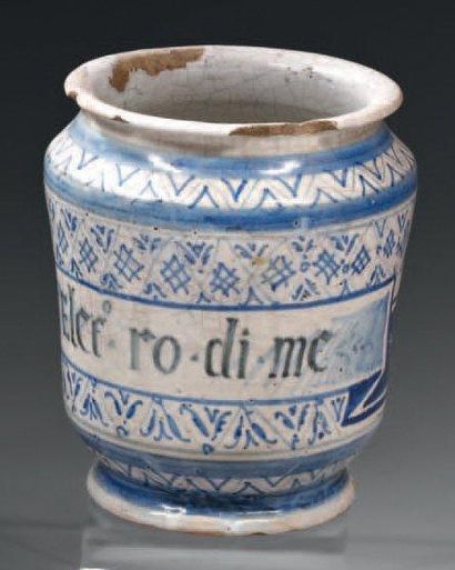 FAENZA Pot d'apothicaire cylindrique décoré en bleu et ocre d'une inscription pharmaceutique...