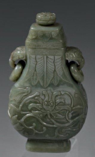 null Vase couvert à panse aplatie en jade vert clair sculpté de deux anses en forme...