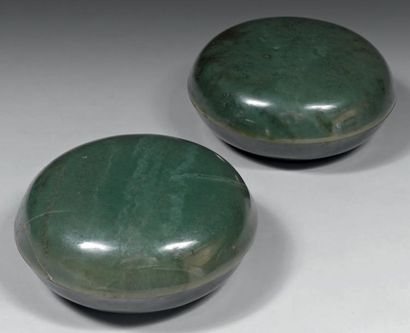 CHINE Rare paire de boites cylindriques couvertes en jade vert épinard (spinash)....