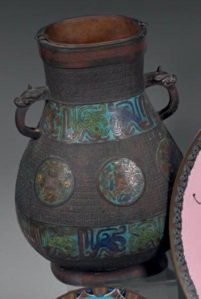 JAPON Grand vase en bronze cloisonné à deux anses de style archaïque décoré de taoties...