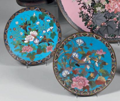 JAPON Paire de plats cylindriques en émaux cloisonnés sur bronze à décor polychrome...