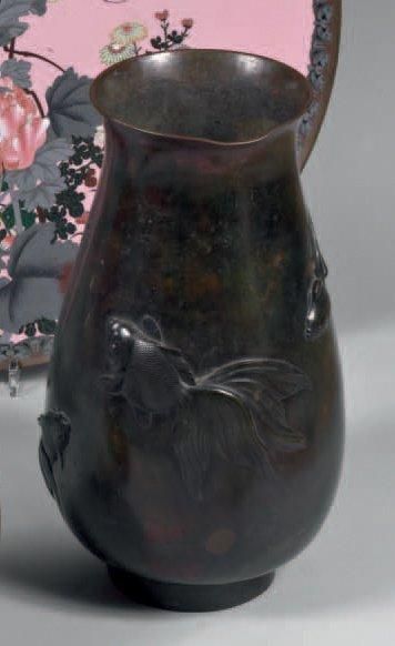 JAPON Grand vase en bronze à patine brune décoré en léger relief de poissons Signature...