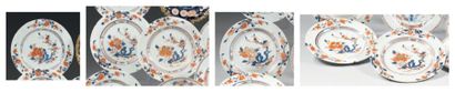 CHINE Six assiettes rondes, décor floral dans la palette Imari XVIIIème siècle (quelques...