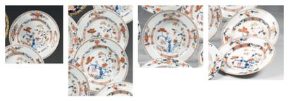 CHINE Suite de six assiettes rondes, décor dans la palette Imari de fleurs rehaussées...