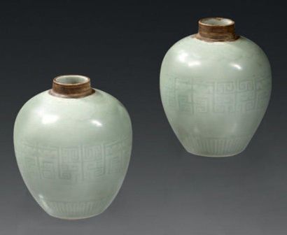 CHINE Paire de vases ovoïdes à couverte céladon vert amande, décor en léger relief...