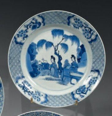 CHINE Assiette circulaire décorée en bleu sous couverte d'une scène animée deux femmes...