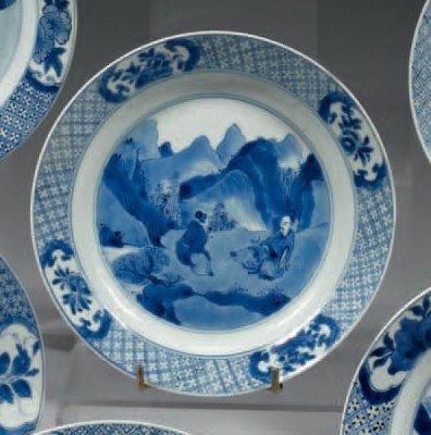 CHINE Assiette circulaire décorée en bleu sous couverte d'une scène animée deux sages...