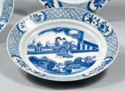 CHINE Assiette circulaire décorée en bleu sous couverte d'une scène animée d'un homme...