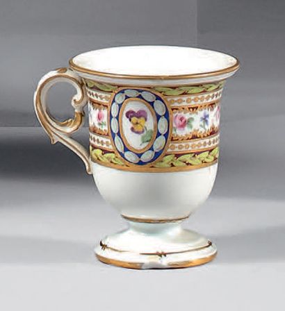 Tasse à glace en porcelaine de Sèvres du...