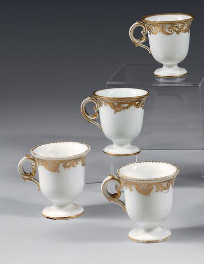 Quatre tasses à glace en porcelaine de Sèvres...