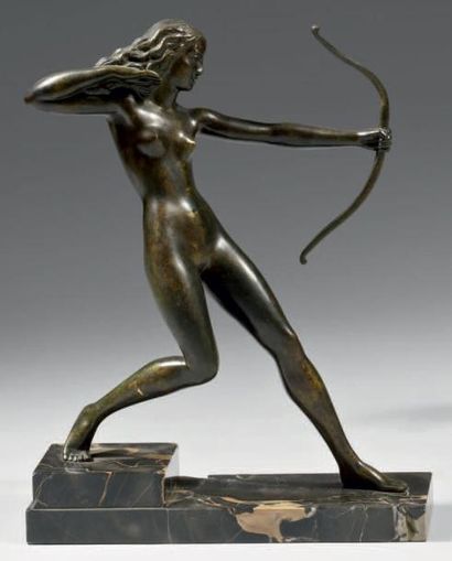 SOLEAU E «Femme nue tirant à l'arc». Épreuve en bronze à patine noire nuancée, fonte...