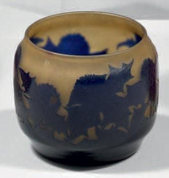 D'ARGENTAL Vase ovoïde. Epreuve de tirage industriel réalisée en verre doublé bleu...