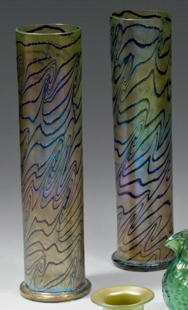 PALME KOENING Paire de vases cylindriques en verre ambré, irisé et flammé bleu. Non...