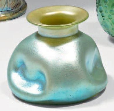 LOETZ Johann (1880 - 1940) Vase «Créta» de forme ovoïde, entièrement modelé à chaud,...