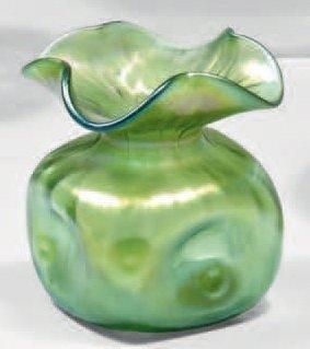 LOETZ Johann (1880 - 1940) Vase sphérique à corps et col modelés à chaud en verre...