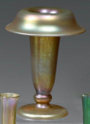 LOETZ Johann (1880 - 1940) Vase balustre sur piédouche à col renversé modelé à chaud...