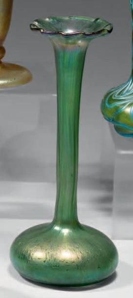 LOETZ Johann (1880 - 1940) Vase soliflore à base bulbeuse en verre vert irisé et...
