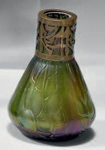 LOETZ Johann (1880 - 1940) Petit vase piriforme en verre irisé vert nuancé mauve,...