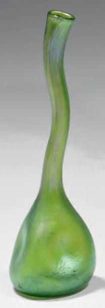 LOETZ Johann (1880 - 1940) Vase soliflore à col et base modelés à chaud, base piriforme...