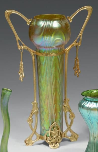 LOETZ Johann (1880 - 1940) Grand vase conique à col renflé en verre irisé et flammé...